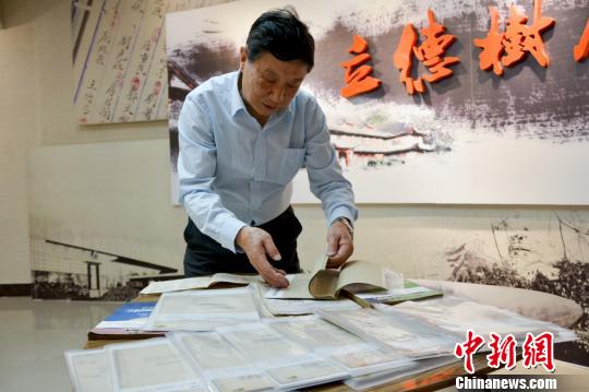 重庆大学82岁老教授因手绘机械图意外走